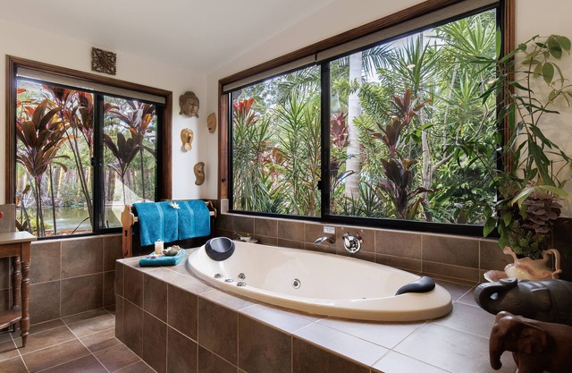 Spa with beautiful view, cozy fireplace - Beach 10 km - Eumundi Markets 6 km