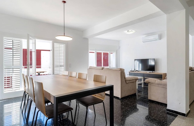 Space with 5 bedrooms, 3 terraces and 150m beach