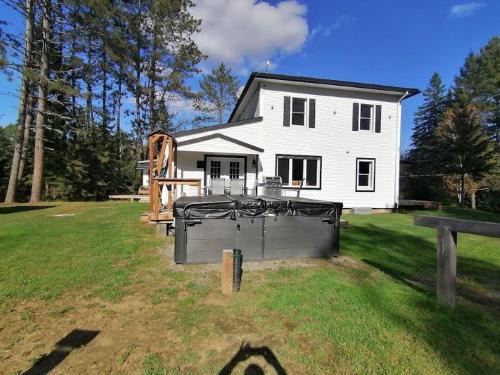 Spacieuse propriété pour grande famille avec activités et spa 10 p