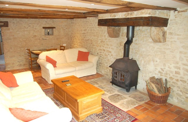 Spacious 1 Bedroom Cottage/Gîte with shared pool in the Charente