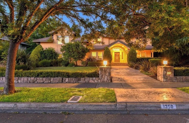 Spacious 1-bedroom apartment in the beautiful Browns Valley, Napa neighborhood