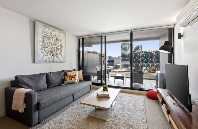 Spacious 1-BR CBD APT - BALCONY