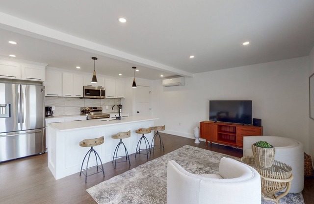 Spacious 11 Acre Lakeview Cottage