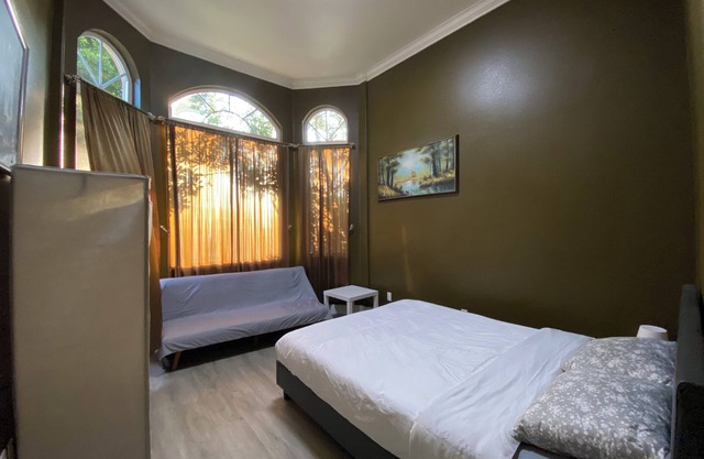 Spacious 11-bedroom house with AC, WiFi in enchanting Monterey Park