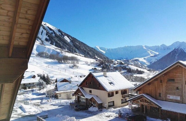Spacious 12-person apartment, Aiguille d'Arves view