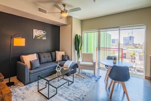 Spacious 1BD DT, Parking, Gym, W-D, Roosevelt Row