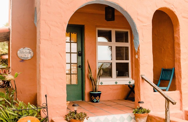 Spacious 1BR + Bunks – King Bed, Sleeps 6/Historic Rental near SPI