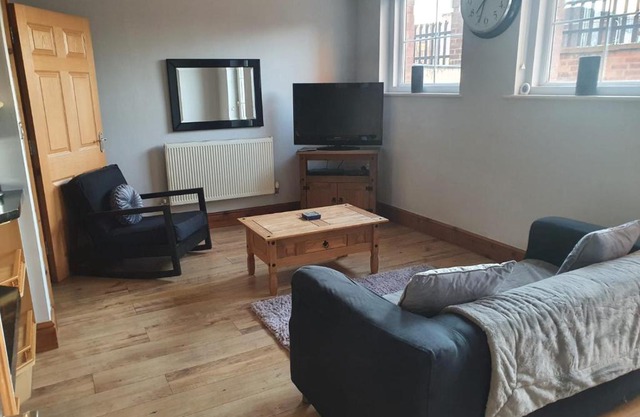 Spacious 2 bed appartment next to BAE with spa bath