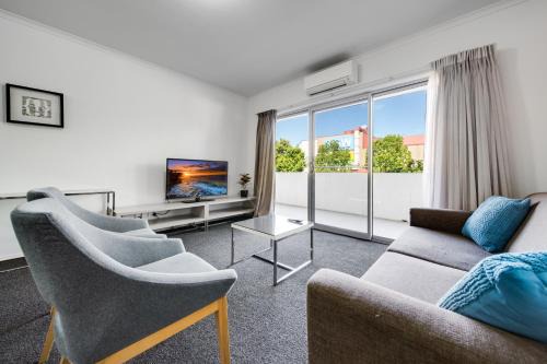 Spacious 2-Bed Conveniently by Lake Tuggeranong