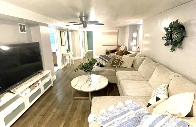Spacious 2 bedroom, 7 minutes to Downtown + Stadium, Full Kitchen