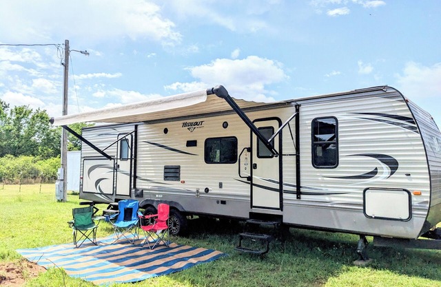 Spacious 2 Bedroom Bunkhouse RV, Farm View, Family and Dog Friendly