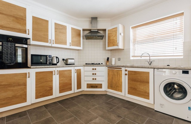 Spacious 2 bedroom flat near beach and town centre