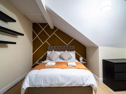 Spacious 2 Bedroom House Near Leeds City Sleeps 6 Free Parking