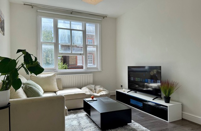 Spacious 2-Bedroom Luxury Apartment in Islington. Pet friendly !