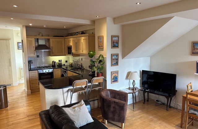 Spacious 2 double bedroom apartment w free off-street parking & superfast WiFi.