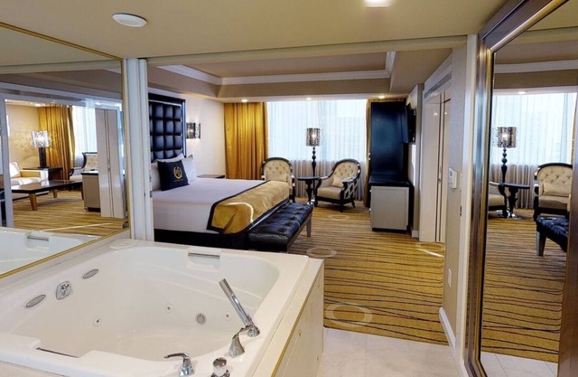 Spacious 2BDR Villa Sleeps 6, only 776 P/N available week of Super Bowl LVIII!