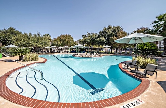 Spacious 2BR King Suite w Gym Pool Close to DT