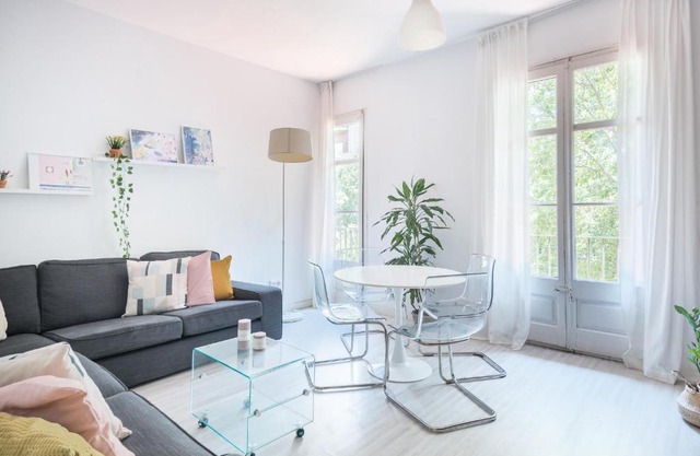 Spacious 3 bed Apt in the heart of Sant Antoni, Barcelona