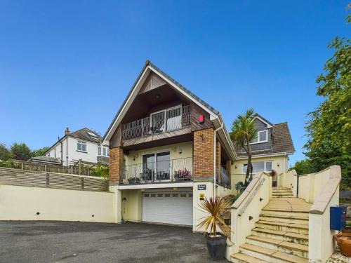 Spacious 3-Bed Home in North Cornwall | Walk to Wadebridge | Near Camel Trail, Padstow & Rock | Free Parking