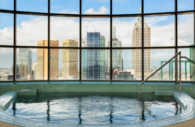 Spacious 3-bed Unit in Melbourne CBD w/Pool & Gym