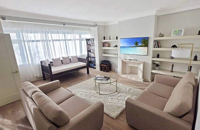 Spacious 3-bedroom home with great transport links