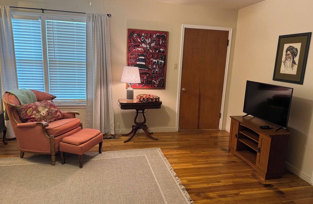 Spacious 3 bedroom, 1.5 bath House. Wi-Fi, Roku TV, Fully stocked kitchen, etc!