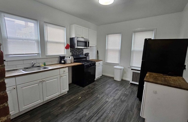 Spacious 3-bedroom apartment with WiFi, AC in charming Irvington
