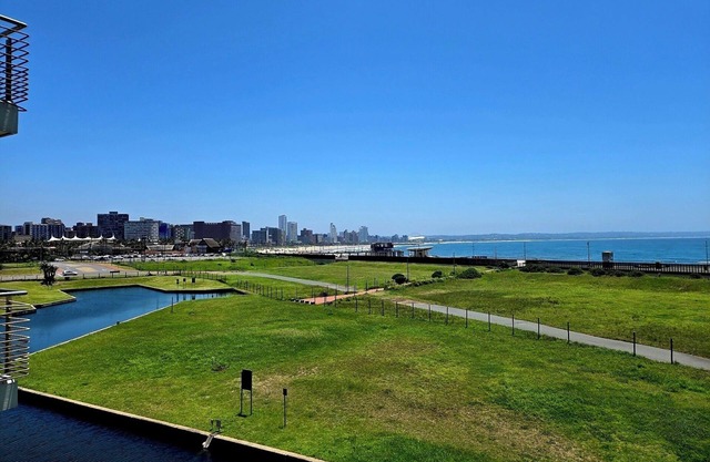 Spacious 3-bedroom apartment with WiFi, AC in marvelous Durban 6 sleeper