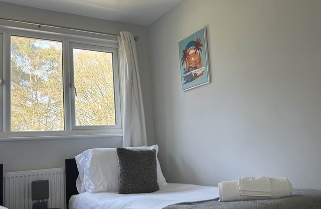 Spacious 3 bedroom House, Close to Gatwick