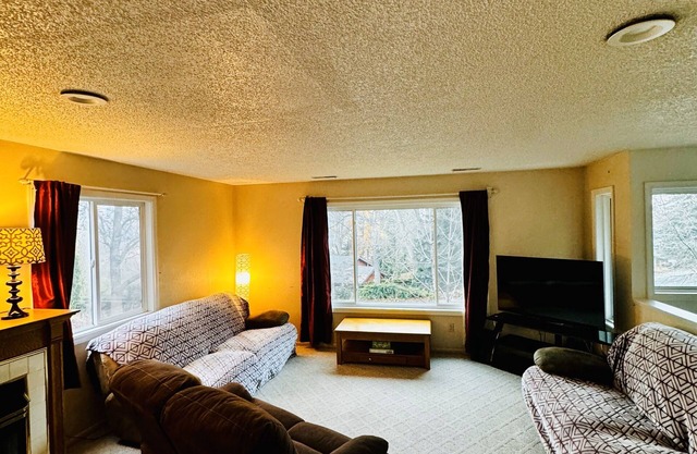 Spacious 3-bedroom residential house in quite area of Pullman