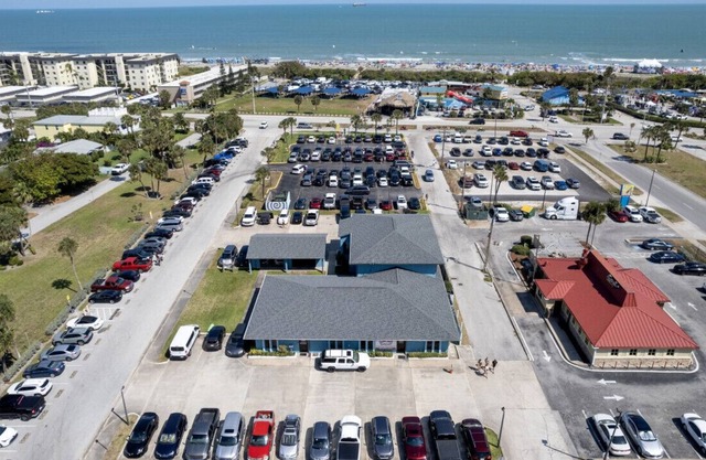 Spacious 3 BR Penthouse Near Beach Prime Location