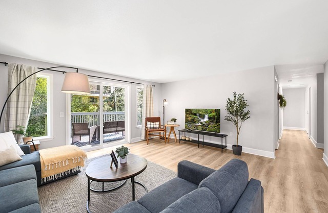 Spacious 3 BR Private Home w/King Bed in Bothell