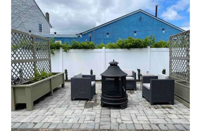 Spacious 3bd 2bth Apt 2 blocks to beach! Large Yard