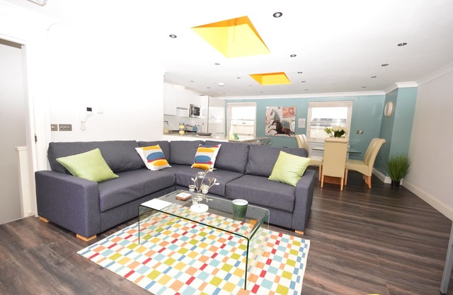 Spacious 3BR family apartment in Parsons Green