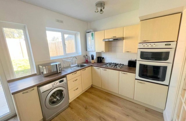 Spacious 4-Bed House in Thornton Heath