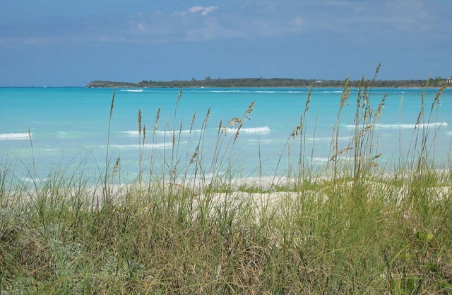 Spacious 4 Bedroom 2 Bath Villa, Sea View 2 minute walk to beach, Kayak Included