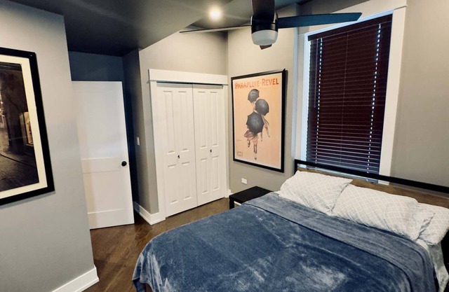 Spacious 4-bedroom apartment with WiFi, AC in gorgeous Chicago