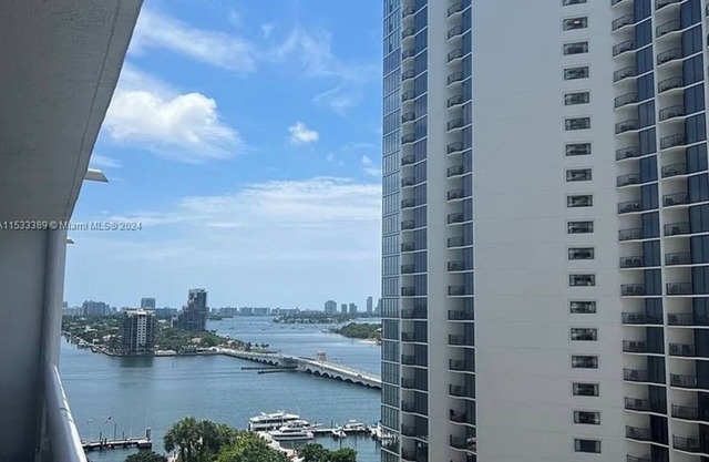 Spacious 4-bedroom condo with AC, fitness room in delightful Miami