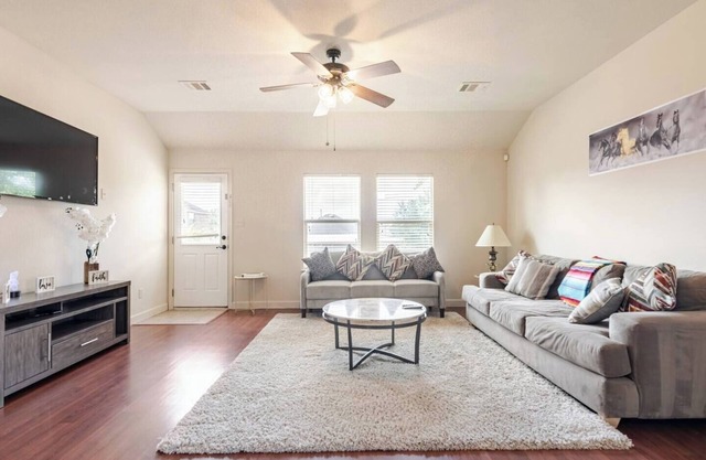 Spacious 4-bedroom house in fantastic Buda with WiFi, game/fitness room& more!