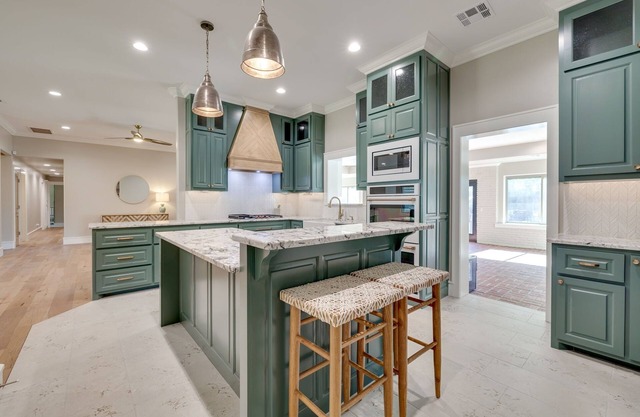 Spacious 4-bedroom house w/hottub and pool near campus in Norman!
