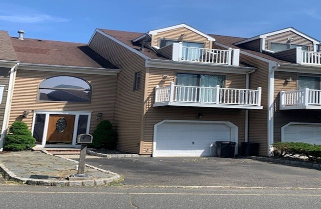 Spacious 4-bedroom townhome in beach town Highlands