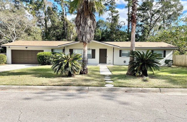 Spacious 4-bedroom house with Covered Private Pool in Gainesville