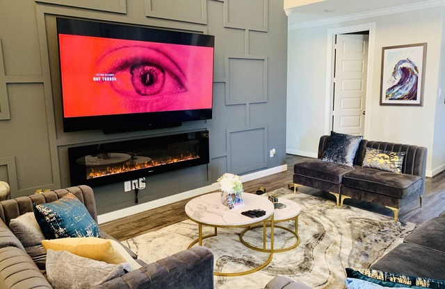 Spacious 4-bedroom With Movie Room and Pool Table