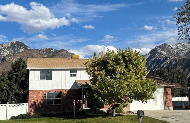 Spacious 4BR Family Home – Ski & City Access