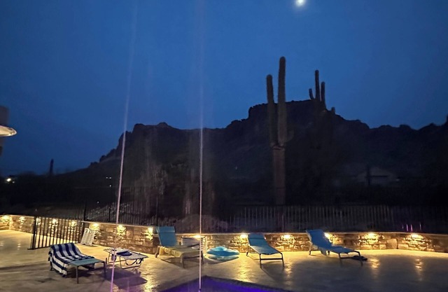 Spacious 5 bed/5 bath house at Superstition Mountains. Hiking. Pool. Spa. Views!