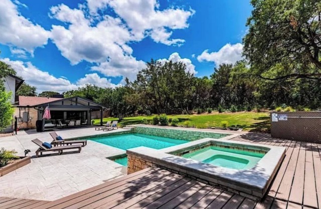 Spacious 5-bedroom, 4 Bath home: Pool, AC, WiFi ,and more near fabulous Austin.