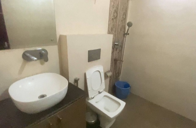 Spacious 5-bedroom apartment with WiFi, AC in lovely New Delhi