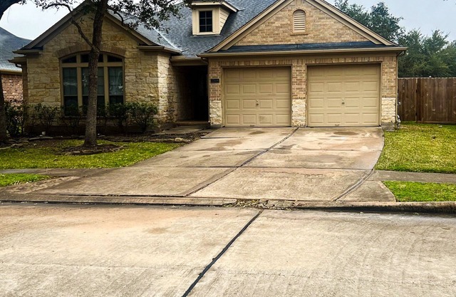 Spacious 5-bedroom home with WiFi, AC, Smart TV, in nice Sugar Land neighborhood