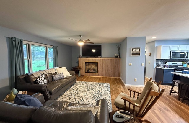 Spacious 5-bedroom house just 5 min drive to Crystal Mountain Resort