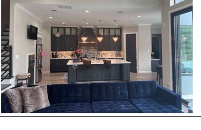 Spacious 5-bedroom house with a pool and hot tub in charming Richmond with WiFi,